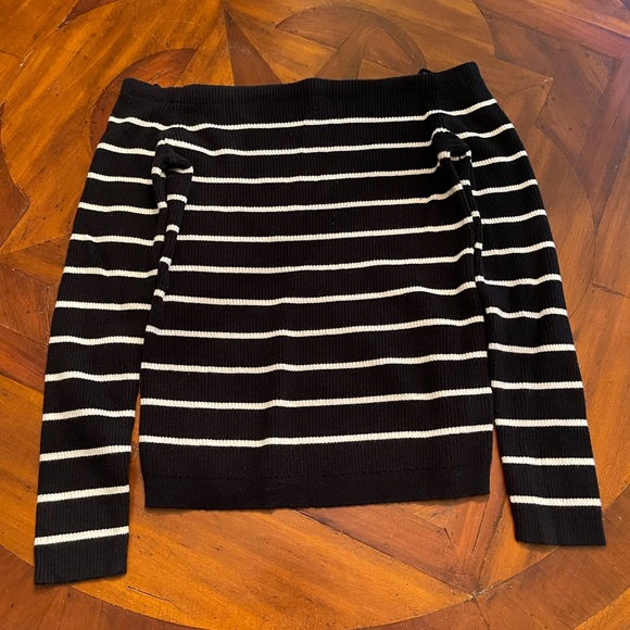 Large black and white women’s sweater. - Picture 1 of 1